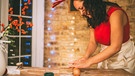 Frau rollt Plätzchenteig für die Weihnachtsbäckerei aus | Bild: mauritius images / Connect Images / Bonfanti Diego