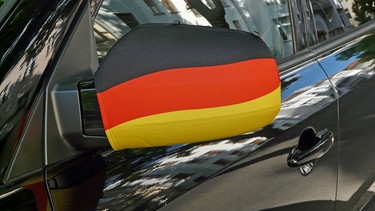 Deutschland-Überzieher für einen Auto-Seitenspiegel | Bild: mauritius images /
Konrad Weiß