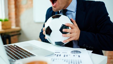 Fußball schauen während der Arbeit | Bild: mauritius images /
Dmitriy Shironosov / Alamy / Alamy Stock Photos