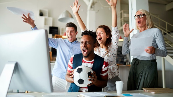 Fußball schauen während der Arbeit | Bild: mauritius images /
Dmitriy Shironosov / Alamy / Alamy Stock Photos