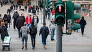 Passanten überqueren eine Straße, obwohl die Ampel auf rot steht | Bild: mauritius images / Jochen Tack / Alamy / Alamy Stock Photos