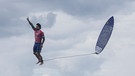 Der brasilianische Surfer Gabriel Medina steht nach einem Wellenritt scheinbar in der Luft. | Bild: picture alliance / Xinhua News Agency | maping