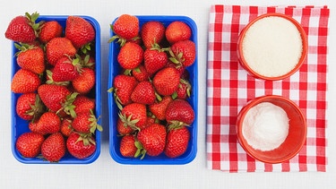 Erdbeeren, Pektin und Zucker stehen auf einem Tisch für die Marmeladenzubereitung. | Bild: mauritius images / Westend61 / Gaby Wojciech