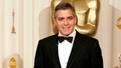 George Clooney bei den Oscars 2006 | Bild: mauritius images / Francis Specker / Alamy / Alamy Stock Photos