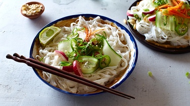 Veganer Salat mit Glasnudeln und Gemüse | Bild: mauritius images / The Picture Pantry / Anastasia Nurullina