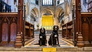 Begrüßungshunde Eric und Florence in der Tewkesbury Abbey | Bild: picture alliance / Cover Images | Jack Boskett/Cover Images