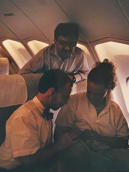 Der Gynäkologe, Mareike, ihr Mann und der neugeborene Max an Board einer Lufthansa Boing 747. | Bild: privat