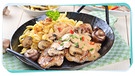 Jägerschnitzel mit Champignons angerichtet mit Spätzle in einer Pfanne | Bild: mauritius images / Karl Allgäuer / Montage BR