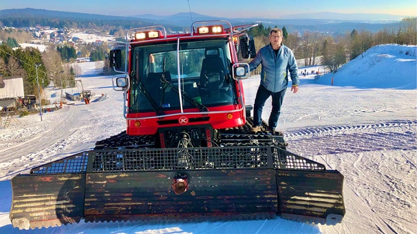 Johannes Schrader vom Ski-Club Neubau und sein Pistenbully, mit dem er jeden Winter viele Loipenkilometer spurt | Bild: Ski-Club Neubau