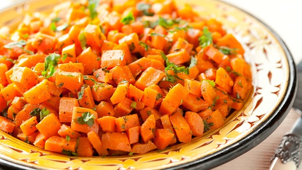 Ein Teller mit vegetarischem Karotten-Tartar | Bild: mauritius images / Alamy Stock Photos / Picture Partners