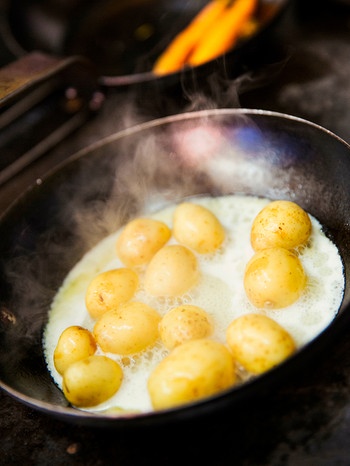 Kartoffeln in Butter | Bild: mauritius images / Alamy / Mint Images