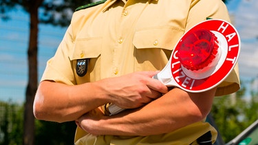 Verkehrskontrolle der Polizei | Bild: mauritius images / Kzenon / Alamy / Alamy Stock Photos