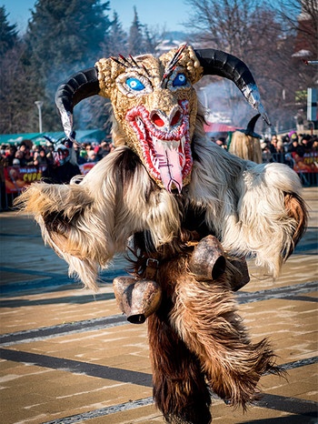 Kukeri laufen an Neujahr durch die Straßen Bulgariens | Bild: mauritius images / Emil Ivanov (HQ) / Alamy / Alamy Stock Photos