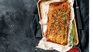 Lachs mit Kräutern und Nüssen aus dem Ofen | Bild: mauritius images / Alamy / Vladimir Mironov