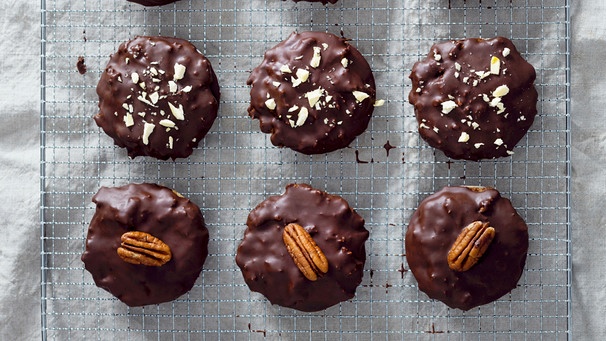 Lebkuchen mit Schokoglasur auf einem Kuchengitter | Bild: mauritius images / foodcollection / Kati Neudert