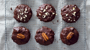 Lebkuchen mit Schokoglasur auf einem Kuchengitter | Bild: mauritius images / foodcollection / Kati Neudert