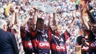 Lothar Matthäus mit der Bundesliga-Meisterschale 1997 | Bild: picture-alliance/dpa