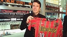 Lothar Matthäus zeigt 1999 sein Trikot der New York Metro Stars | Bild: picture-alliance/dpa