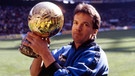 Lothar Matthäus, 1990 als Spieler von Inter Mailand und Weltmeister mit Deutschland zum Weltfußballer des Jahres 1990 gewählt - mit Trophäe Ballon d'or | Bild: picture-alliance/dpa