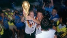 Lothar Matthäus und Siegttorschütze Andreas Brehme mit dem Weltmeisterpokal 1990 | Bild: picture-alliance/dpa