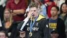 Schwimmer Lukas Märtens wischt sich Freudentränen aus dem Gesicht bei der Siegerehrung, er gewann Gold über 400 Meter Freistil. | Bild: picture alliance/dpa | Michael Kappeler