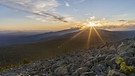 Blick vom Lusen Richtung Großer Rachel bei Sonnenaufgang | Bild: mauritius images