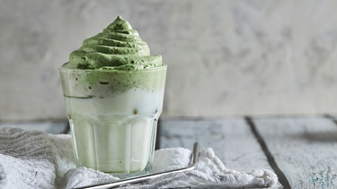 Ein Dessert mit Matcha in einem Glas | Bild: mauritius images / The Picture Pantry / Ramón López Farinós