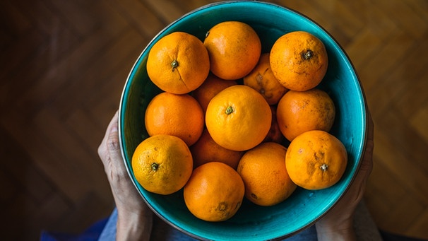 Eine Schale voller Orangen | Bild: mauritius images / Cavan images / Jose Luis Duenas