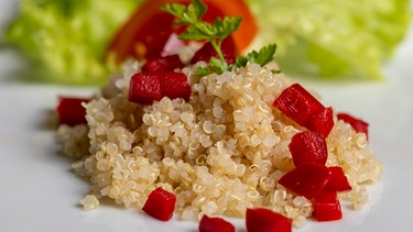 Nahaufnahme eines Quinoa-Salats mit Paprika | Bild: mauritius images / Bernd Jürgens