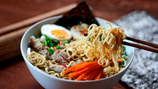 In einer weißen Bowl befindet sich eine Ramen-Suppe mit Gemüse | Bild: mauritius images / Alamy Stock Photos / Melei5 