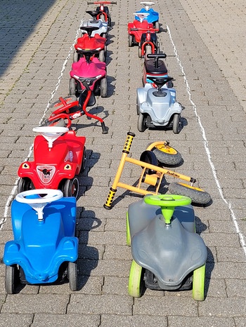 Bobbycars und Laufräder stehen auf dem Hof der Feuerwehr Gersthofen | Bild: privat