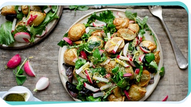 Bild von leckerem Bratkartoffelsalat mit Radieschen  | Bild: mauritius images / foodcollection / Anna Wierzbinska / Montage BR