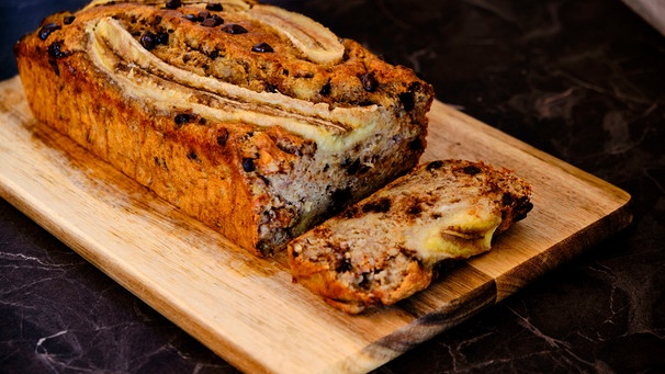 EIn saftiger Bananenkuchen auf einem Holzbrett | Bild: mauritius images / Tarik Kaan Muslu / Alamy / Alamy Stock Photos