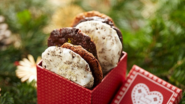 Selbstgemachte Lebkuchen in einer Schachtel, im Hintergrund Tannenzweige | Bild: Mauritius Bilder / FoodCollection