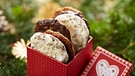 Selbstgemachte Lebkuchen in einer Schachtel, im Hintergrund Tannenzweige | Bild: Mauritius Bilder / FoodCollection