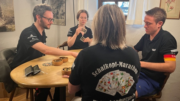 Weltrekordversuch im Dauerschafkopfen: Vier der sechs Sonthofener Spielerinnen und Spieler beim Kartenspielen in der Sonthofener Adlerwirtschaft. | Bild: BR, Johannes Hofmann