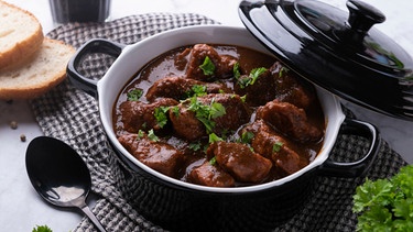 Veganes Seitan-Gulasch | Bild: mauritius images / foodcollection / Kati Neudert