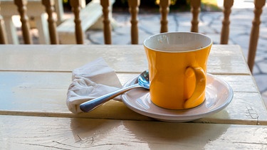 Eine leere Tasse und daneben eine benutzte Serviette | Bild: mauritius images / Asbjorn M. Olsen / Alamy / Alamy Stock Photos