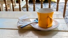 Eine leere Tasse und daneben eine benutzte Serviette | Bild: mauritius images / Asbjorn M. Olsen / Alamy / Alamy Stock Photos