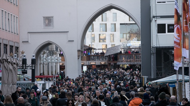 Massen von Einkäuferinnen und Einkäufern in der Fußgängerzone in München | Bild: picture alliance / SZ Photo | Florian Peljak