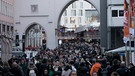 Massen von Einkäuferinnen und Einkäufern in der Fußgängerzone in München | Bild: picture alliance / SZ Photo | Florian Peljak