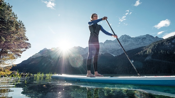 Frau beim Stand-Up-Paddeln auf dem Eibsee nahe Garmisch-Partenkirchen | Bild: mauritius images