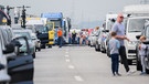 Bei einem Stau wurde eine Rettungsgasse gebildet und Menschen sind aus ihren Fahrzeugen ausgestiegen | Bild: picture alliance/dpa | Julian Stratenschulte