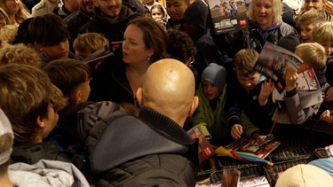 Viele Menschen in einem Supermarkt im Landkreis Altötting versuchen, ein Sammelalbum und Sticker zu bekommen | Bild: Privat