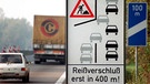 Verkehrsschild "Reißverschlussverfahren" steht an einer Autobahn, ein Lkw und ein Pkw fahren vorbei | Bild: picture-alliance / dpa/zb | Karlheinz_Schindler