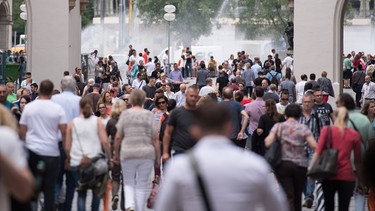 Menschen in der Fußgängerzone in München  | Bild: dpa-Bildfunk/Sven Hoppe