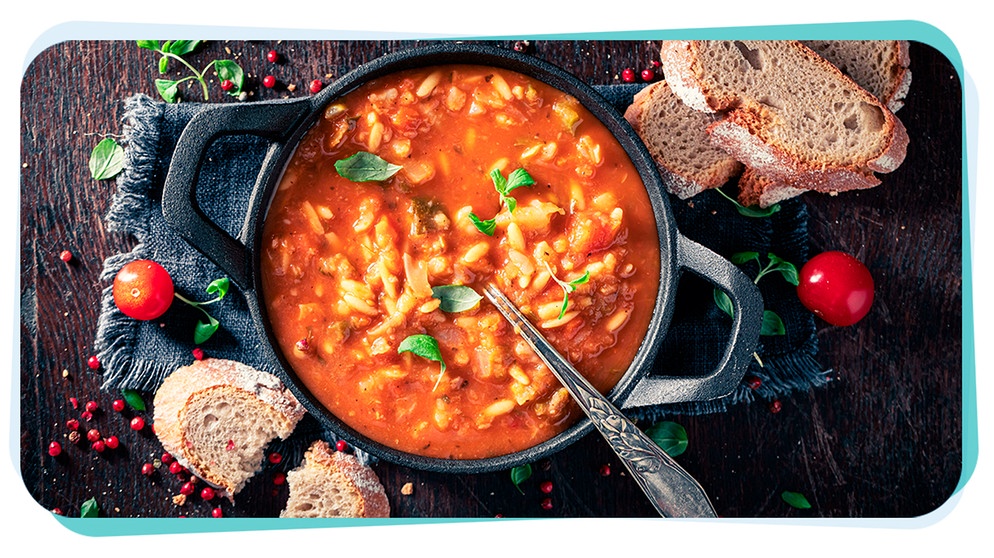 Leckere Winter-Minestrone mit Kraut und Lasagneplatten. | Bild: mauritius images / Jacek Nowak / Alamy / Alamy Stock Photos, Montage: BR