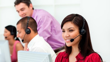 Frau mit Headset betreut Kunden am Telefon | Bild: mauritius images / Zoonar GmbH / Alamy / Alamy Stock Photos