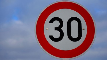 Schild, das ein Tempolimit von 30 km/h vorschreibt | Bild: mauritius images / Fotowerkstatt-ks / imageBROKER