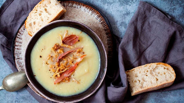 Topinambursuppe mit Schinken und Brot | Bild: mauritius images / Alamy / Magdalena Bujak